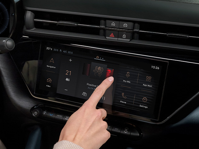 Alfa Romeo Junior - Junior Ibrida 2024 Interior - Pantalla táctil