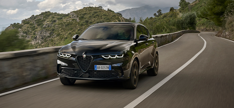 Alfa Romeo Tonale Intensa en acción.
