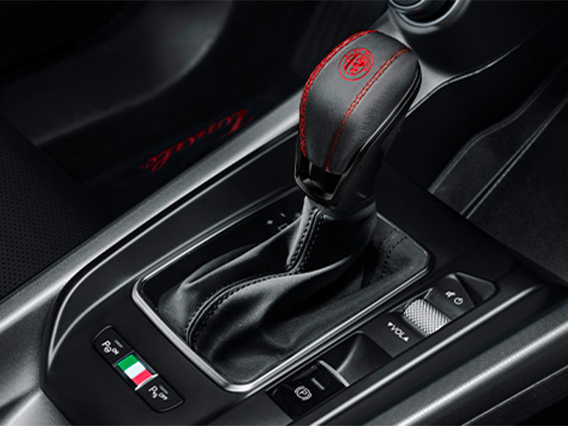 Alfa Romeo Tonale - Galería Accesorios Mopar - Pomo del cambio - Noviembre 2023
